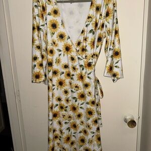Caden Lane White Sunflower Robe with Yellow Blooms